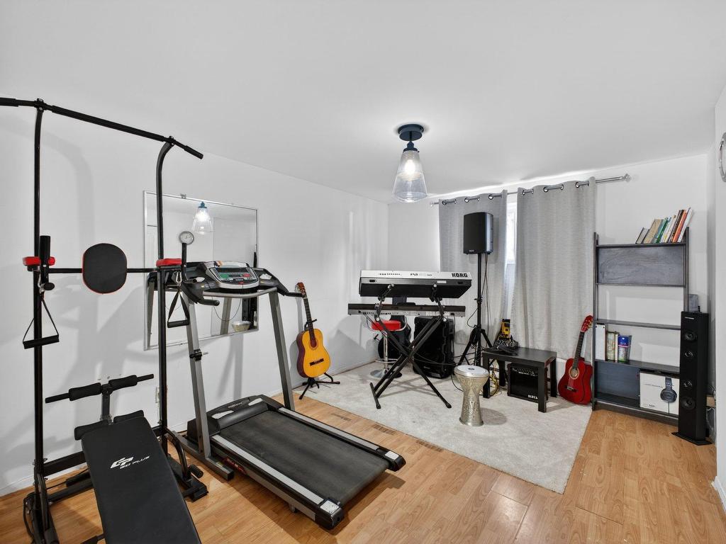 









960

 - 960A


14e Avenue

,
Fabreville (Laval),




QC
H7R4N8

