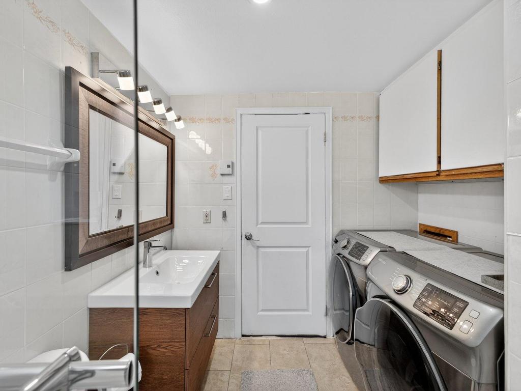 









960

 - 960A


14e Avenue

,
Fabreville (Laval),




QC
H7R4N8


