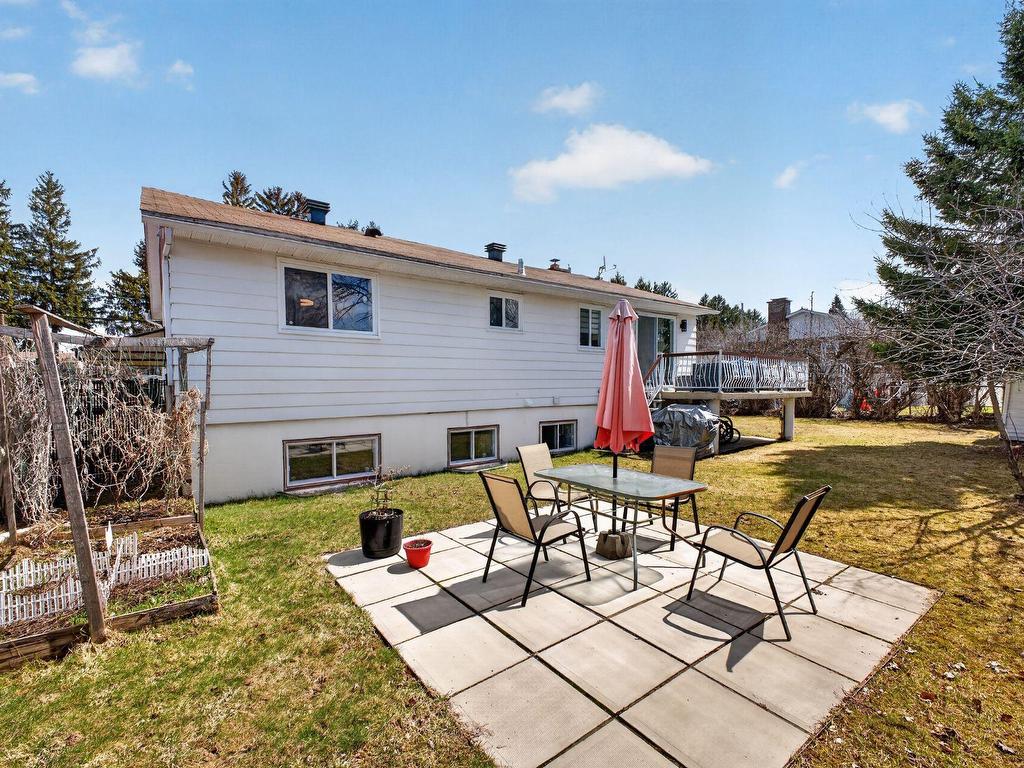 









960

 - 960A


14e Avenue

,
Fabreville (Laval),




QC
H7R4N8


