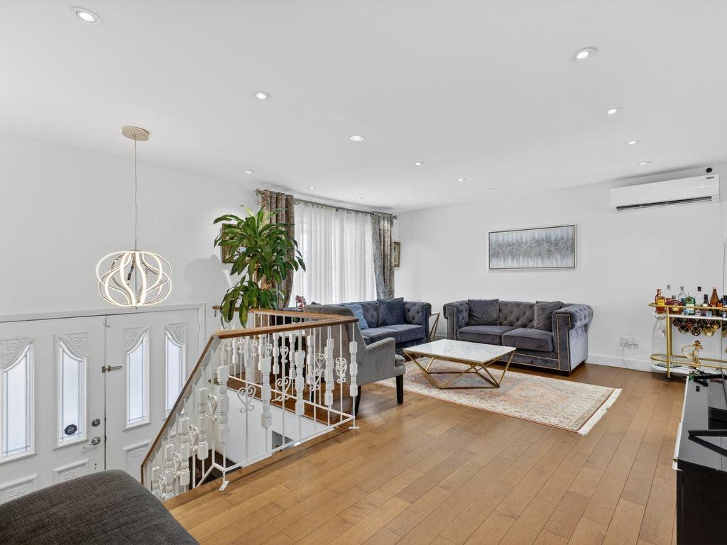 









960

 - 960A


14e Avenue

,
Fabreville (Laval),




QC
H7R4N8

