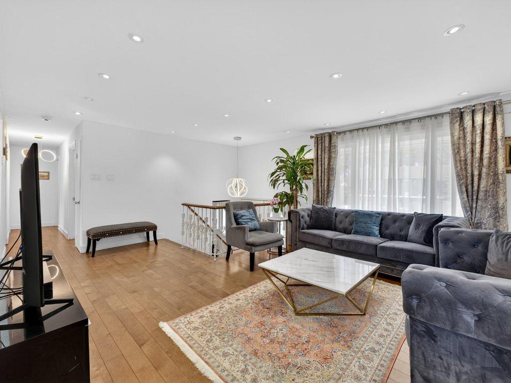 









960

 - 960A


14e Avenue

,
Fabreville (Laval),




QC
H7R4N8

