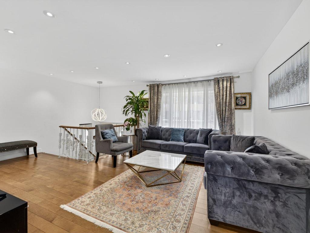 









960

 - 960A


14e Avenue

,
Fabreville (Laval),




QC
H7R4N8

