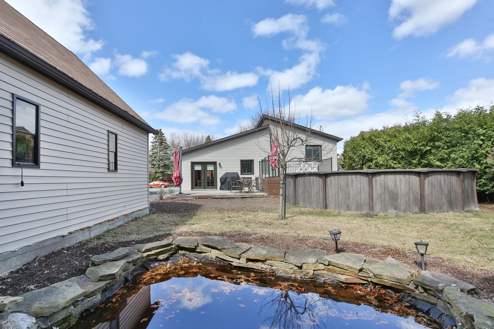 









37


Rue des Roses

,
Saint-Jean-sur-Richelieu,




QC
J2W1R1

