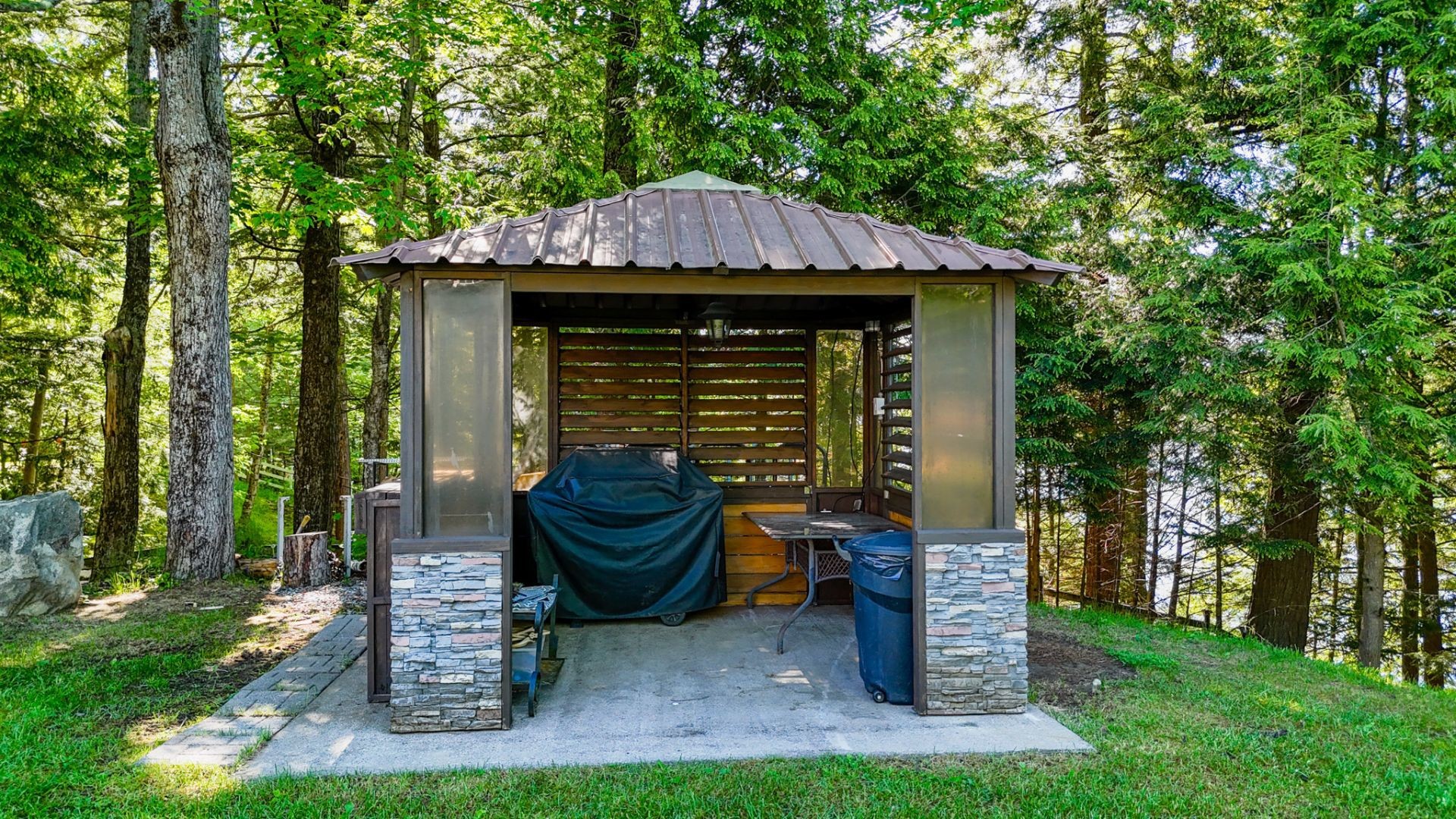 









1040


Av. du Parc

,
Sherbrooke (Brompton/Rock Forest/Saint-Élie/Deauville),




QC
J1N3P1

