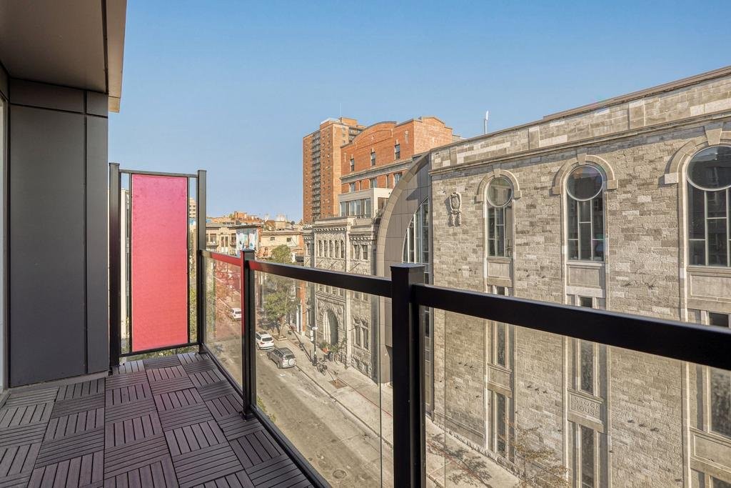 









2000


Boul. St-Laurent

, 601,
Montréal (Ville-Marie),




QC
H2X0E4

