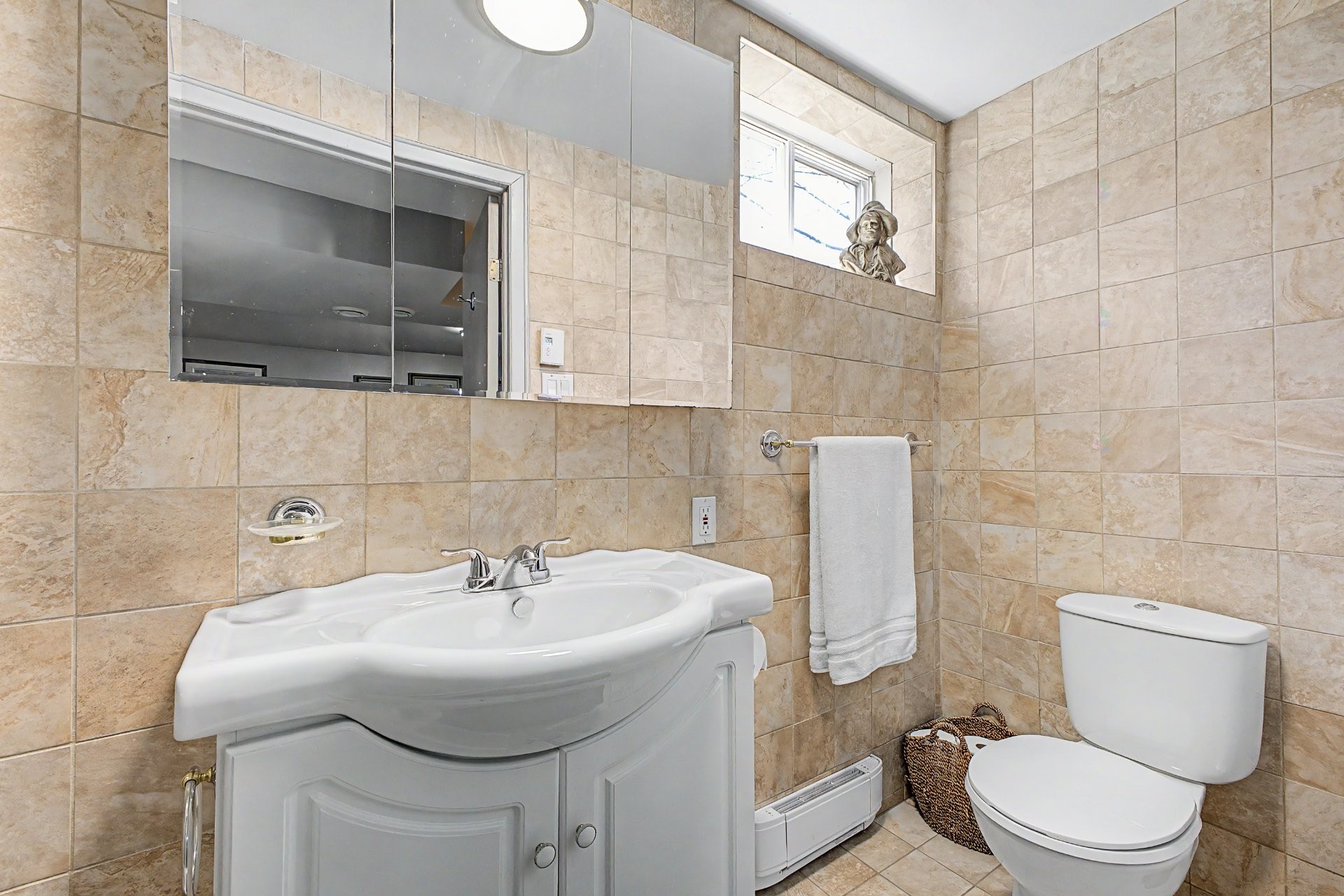 









979


Rue La Salle

,
Saint-Bruno-de-Montarville,




QC
J3V3Y1

