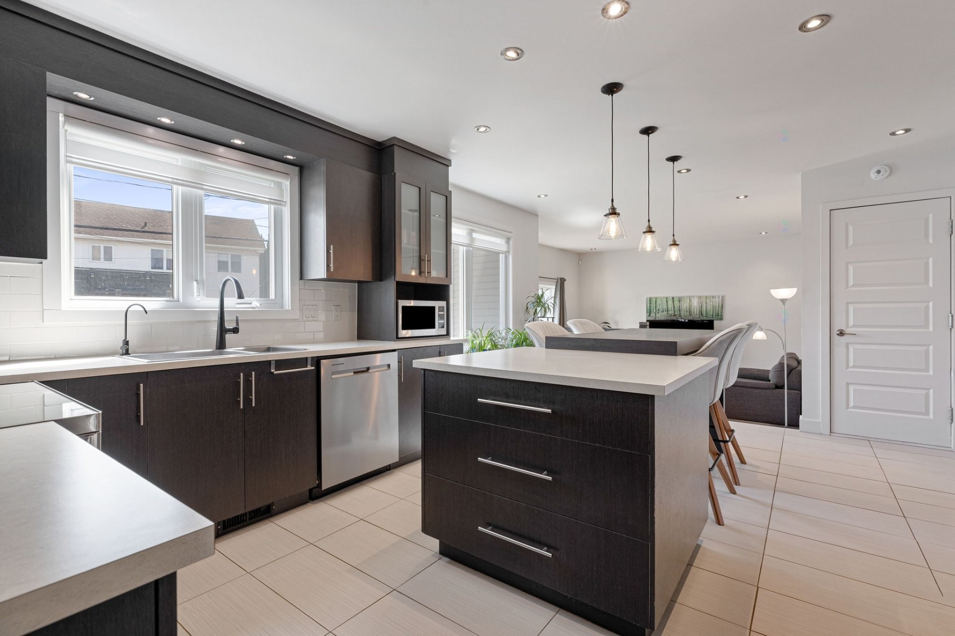 









1492


Boul. René-Gaultier

,
Varennes,




QC
J3X1L9

