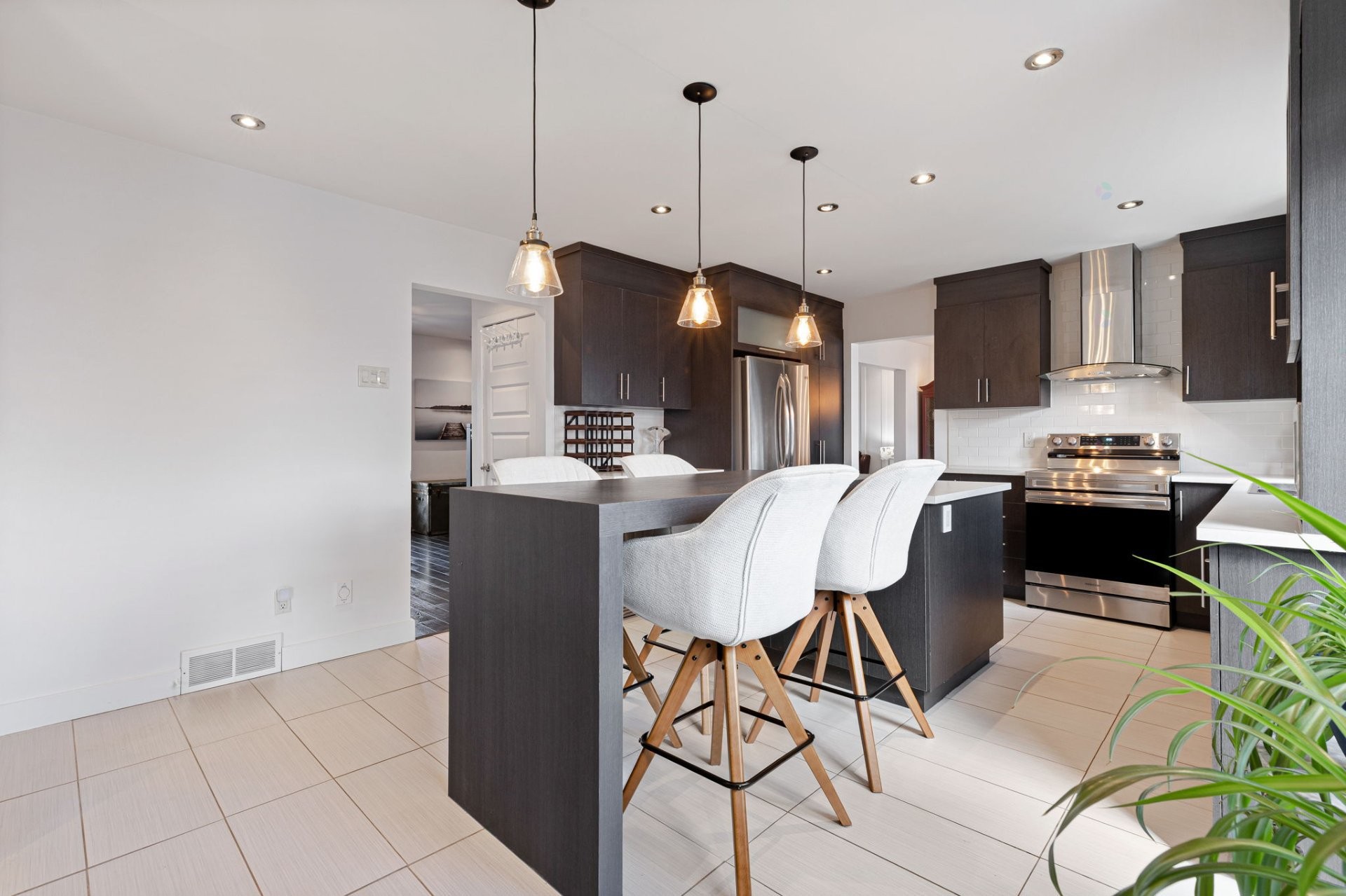









1492


Boul. René-Gaultier

,
Varennes,




QC
J3X1L9


