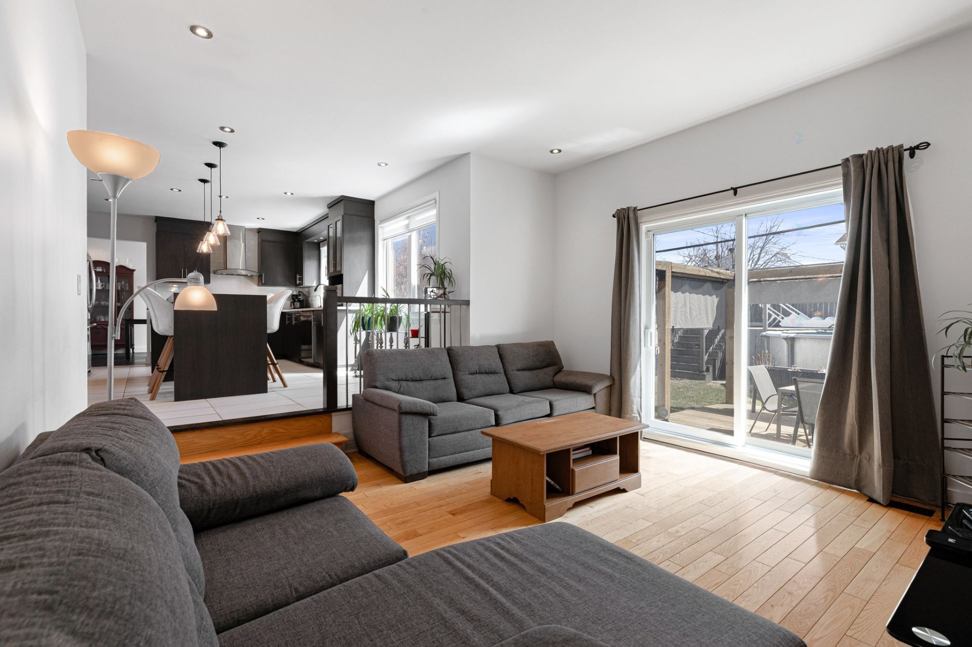 









1492


Boul. René-Gaultier

,
Varennes,




QC
J3X1L9

