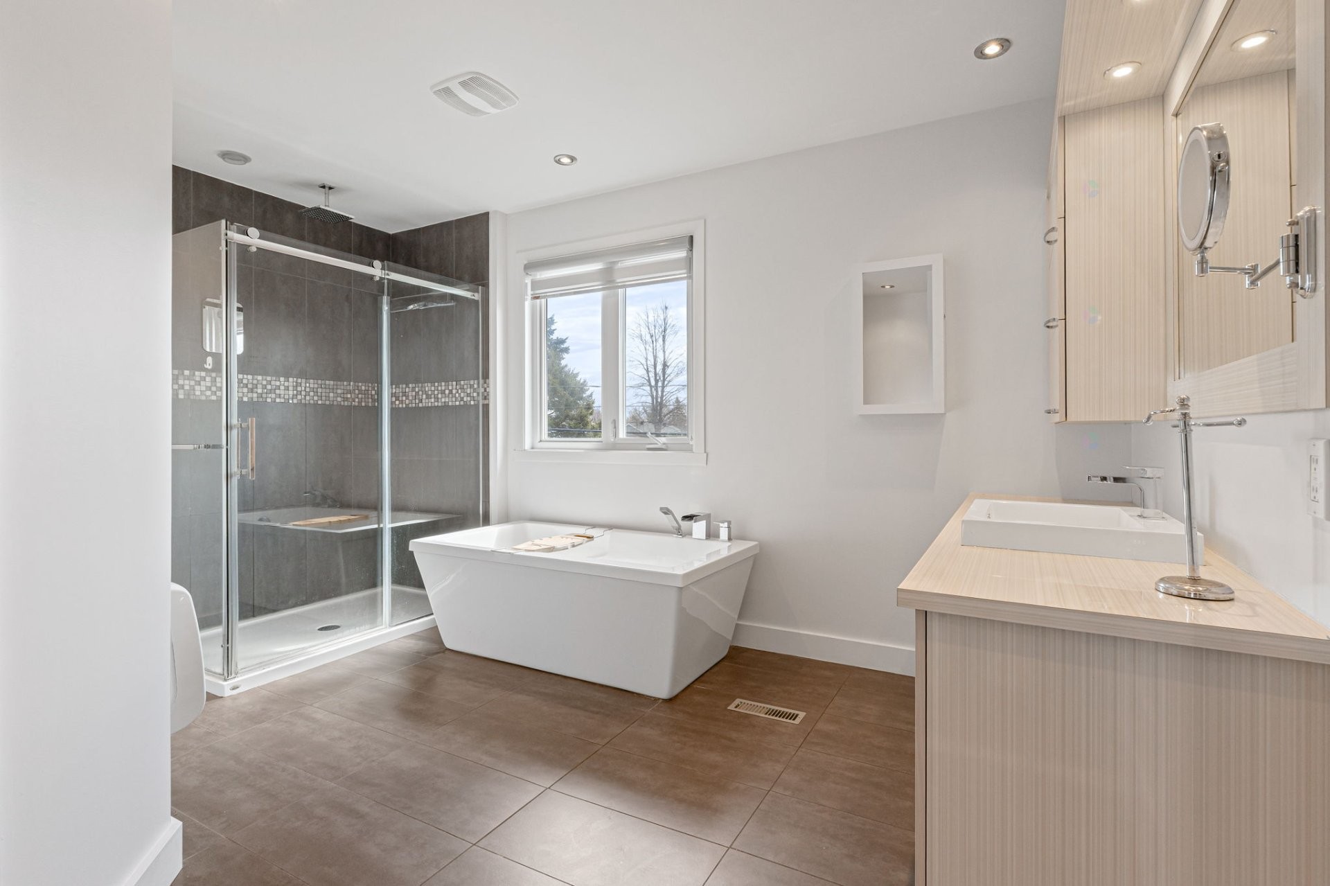 









1492


Boul. René-Gaultier

,
Varennes,




QC
J3X1L9

