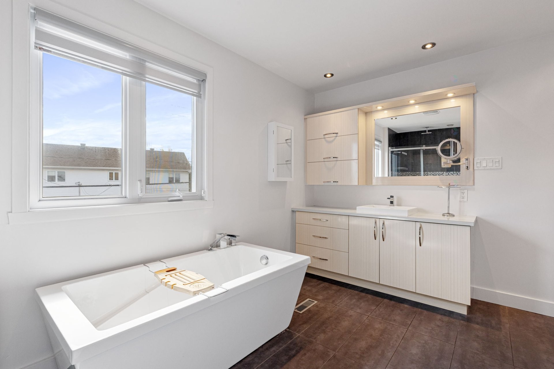 









1492


Boul. René-Gaultier

,
Varennes,




QC
J3X1L9


