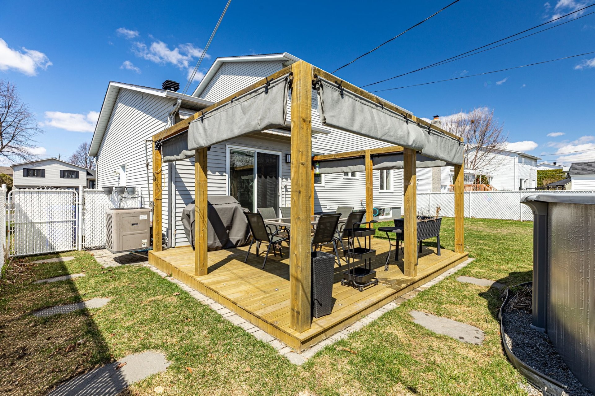 









1492


Boul. René-Gaultier

,
Varennes,




QC
J3X1L9

