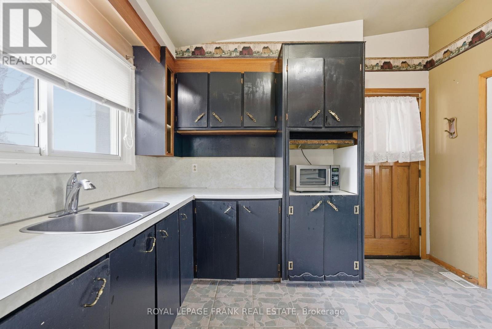 












30 MAPLE CRESCENT

,
Kawartha Lakes (Lindsay),




Ontario
K9V2R7

