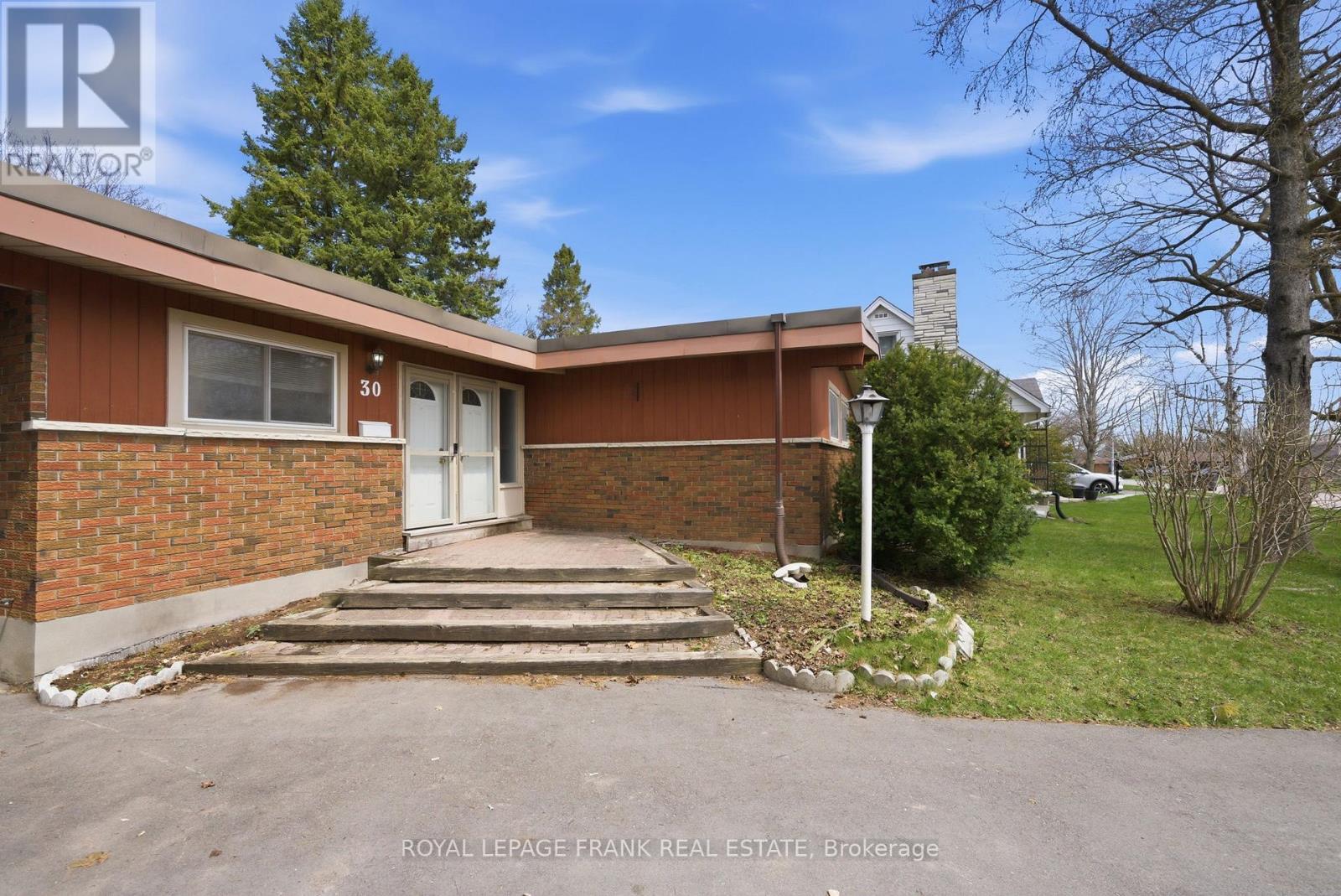 












30 MAPLE CRESCENT

,
Kawartha Lakes (Lindsay),




Ontario
K9V2R7

