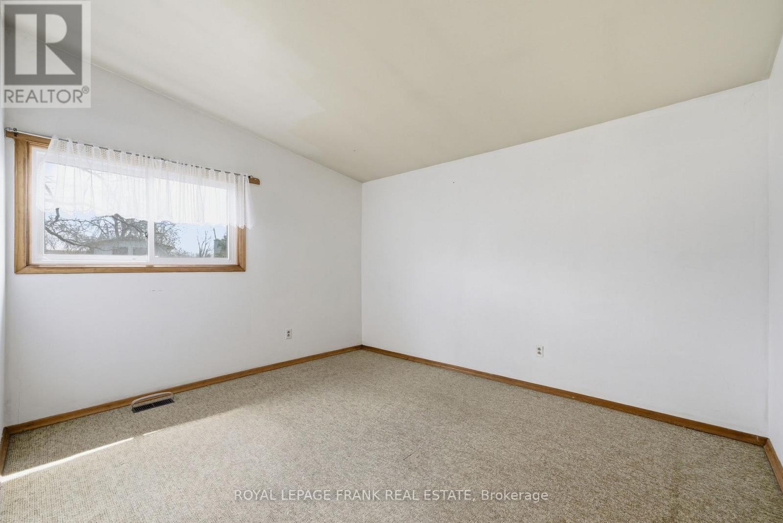 












30 MAPLE CRESCENT

,
Kawartha Lakes (Lindsay),




Ontario
K9V2R7

