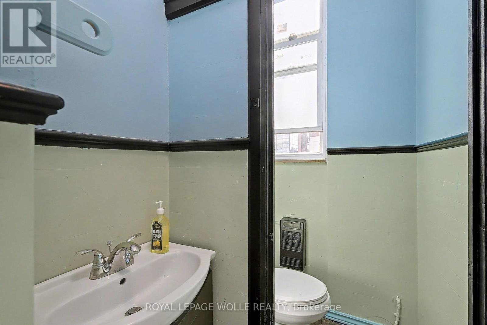 












19 KING STREET E

,
Kitchener,




Ontario
N2G2K4

