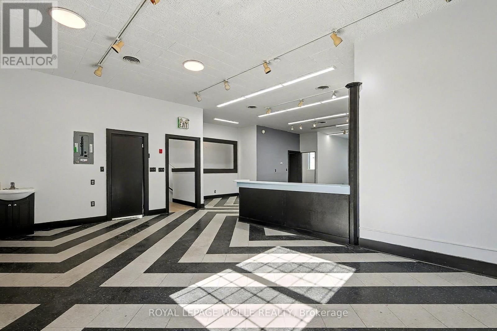 












19 KING STREET E

,
Kitchener,




Ontario
N2G2K4

