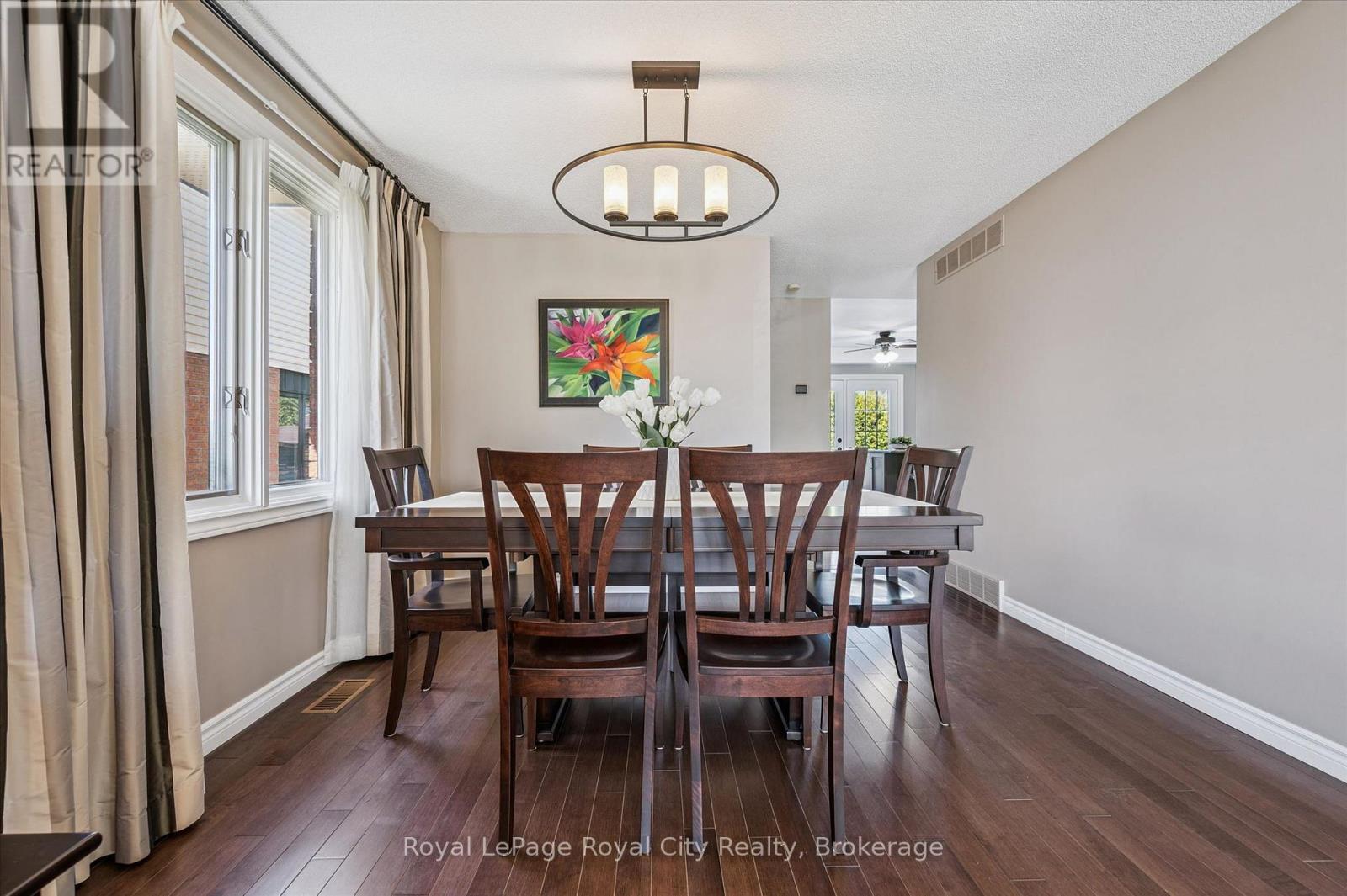 












83 PINNACLE CRESCENT

,
Guelph (Willow West/Sugarbush/West Acres),




Ontario
N1K1P5

