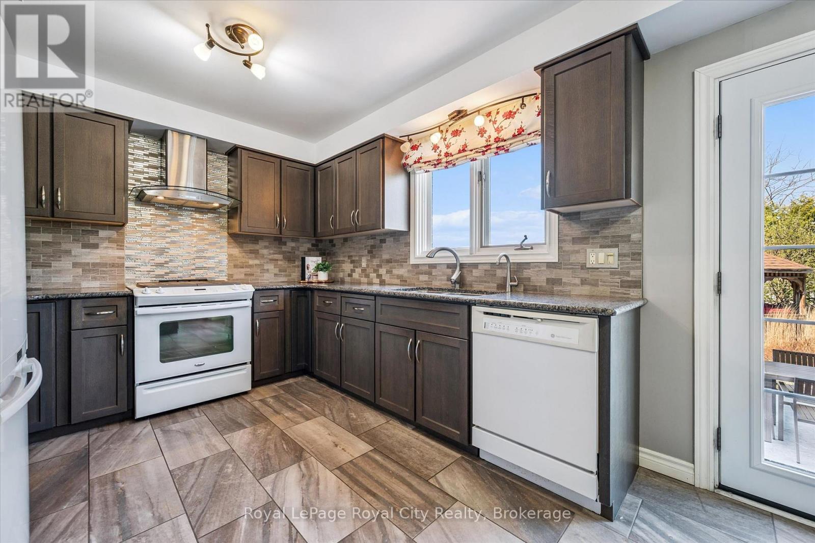 












83 PINNACLE CRESCENT

,
Guelph (Willow West/Sugarbush/West Acres),




Ontario
N1K1P5

