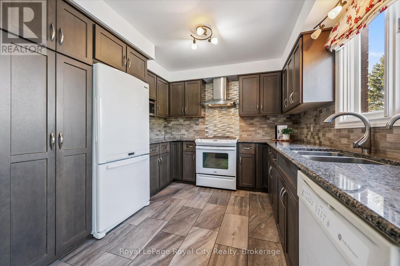 












83 PINNACLE CRESCENT

,
Guelph (Willow West/Sugarbush/West Acres),




Ontario
N1K1P5

