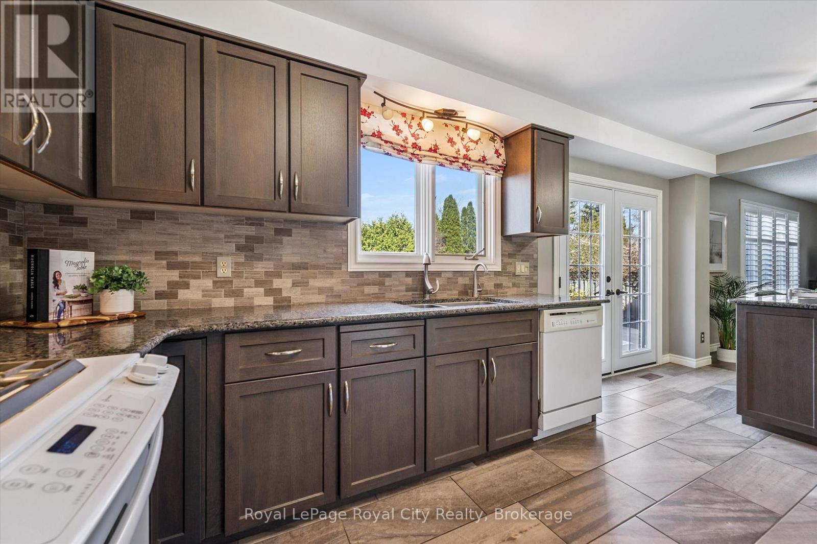 












83 PINNACLE CRESCENT

,
Guelph (Willow West/Sugarbush/West Acres),




Ontario
N1K1P5

