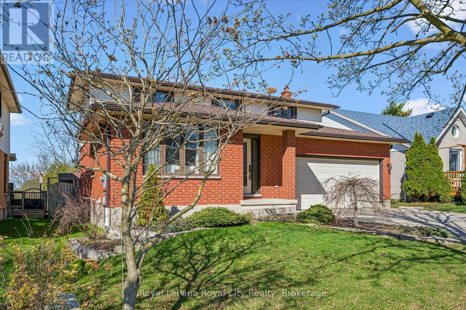 












83 PINNACLE CRESCENT

,
Guelph (Willow West/Sugarbush/West Acres),




Ontario
N1K1P5

