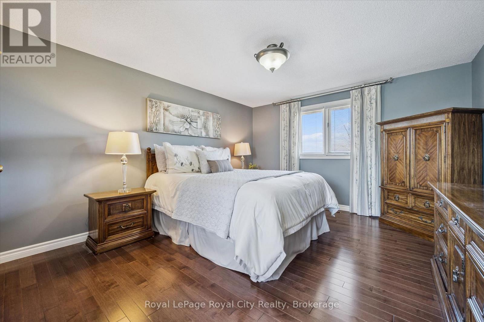 












83 PINNACLE CRESCENT

,
Guelph (Willow West/Sugarbush/West Acres),




Ontario
N1K1P5


