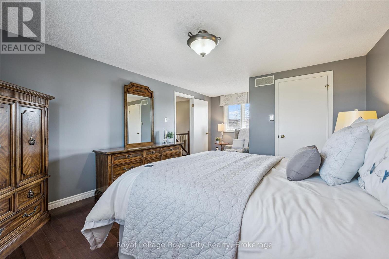 












83 PINNACLE CRESCENT

,
Guelph (Willow West/Sugarbush/West Acres),




Ontario
N1K1P5

