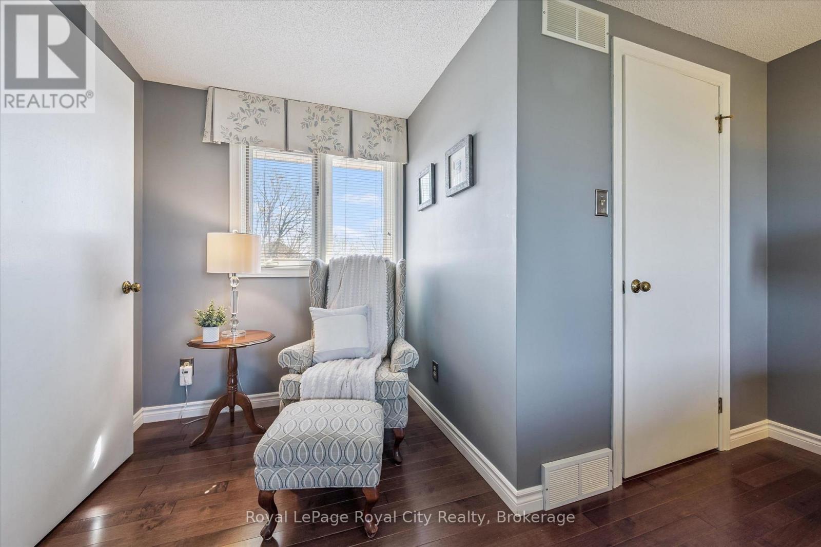 












83 PINNACLE CRESCENT

,
Guelph (Willow West/Sugarbush/West Acres),




Ontario
N1K1P5


