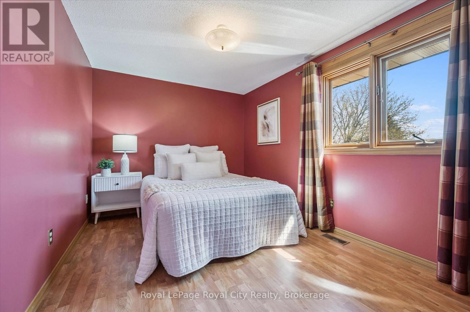 












83 PINNACLE CRESCENT

,
Guelph (Willow West/Sugarbush/West Acres),




Ontario
N1K1P5

