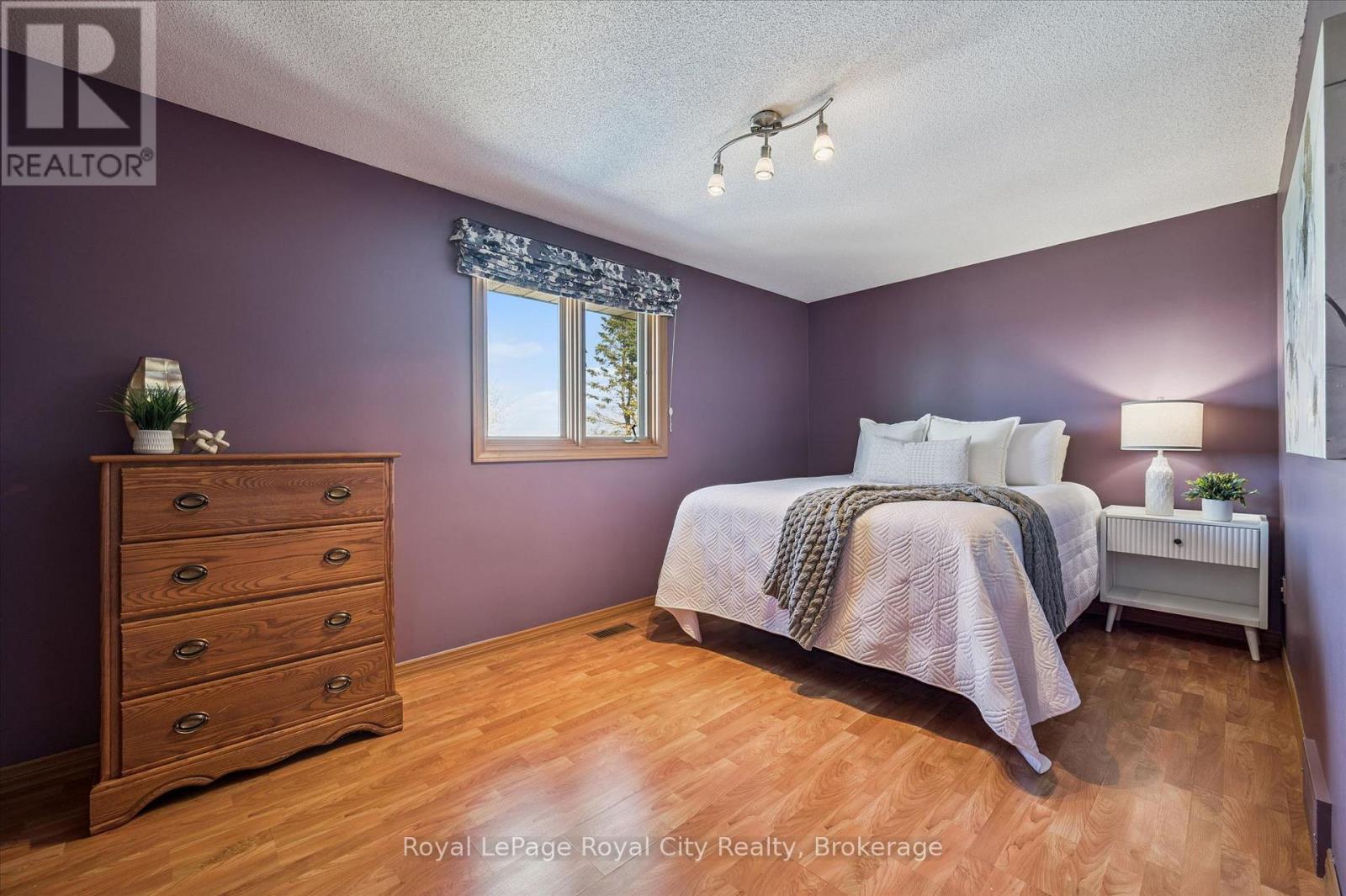 












83 PINNACLE CRESCENT

,
Guelph (Willow West/Sugarbush/West Acres),




Ontario
N1K1P5

