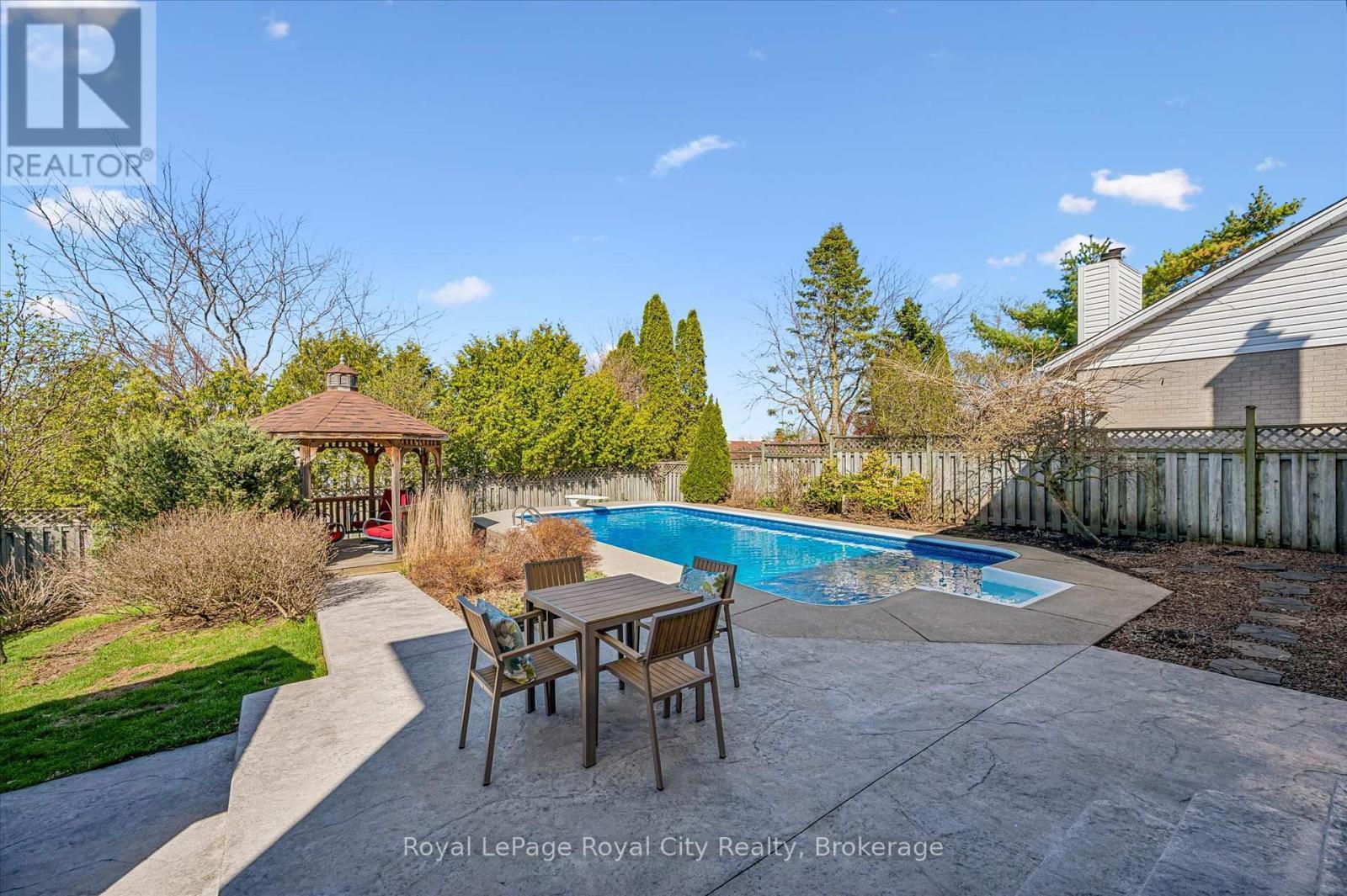 












83 PINNACLE CRESCENT

,
Guelph (Willow West/Sugarbush/West Acres),




Ontario
N1K1P5

