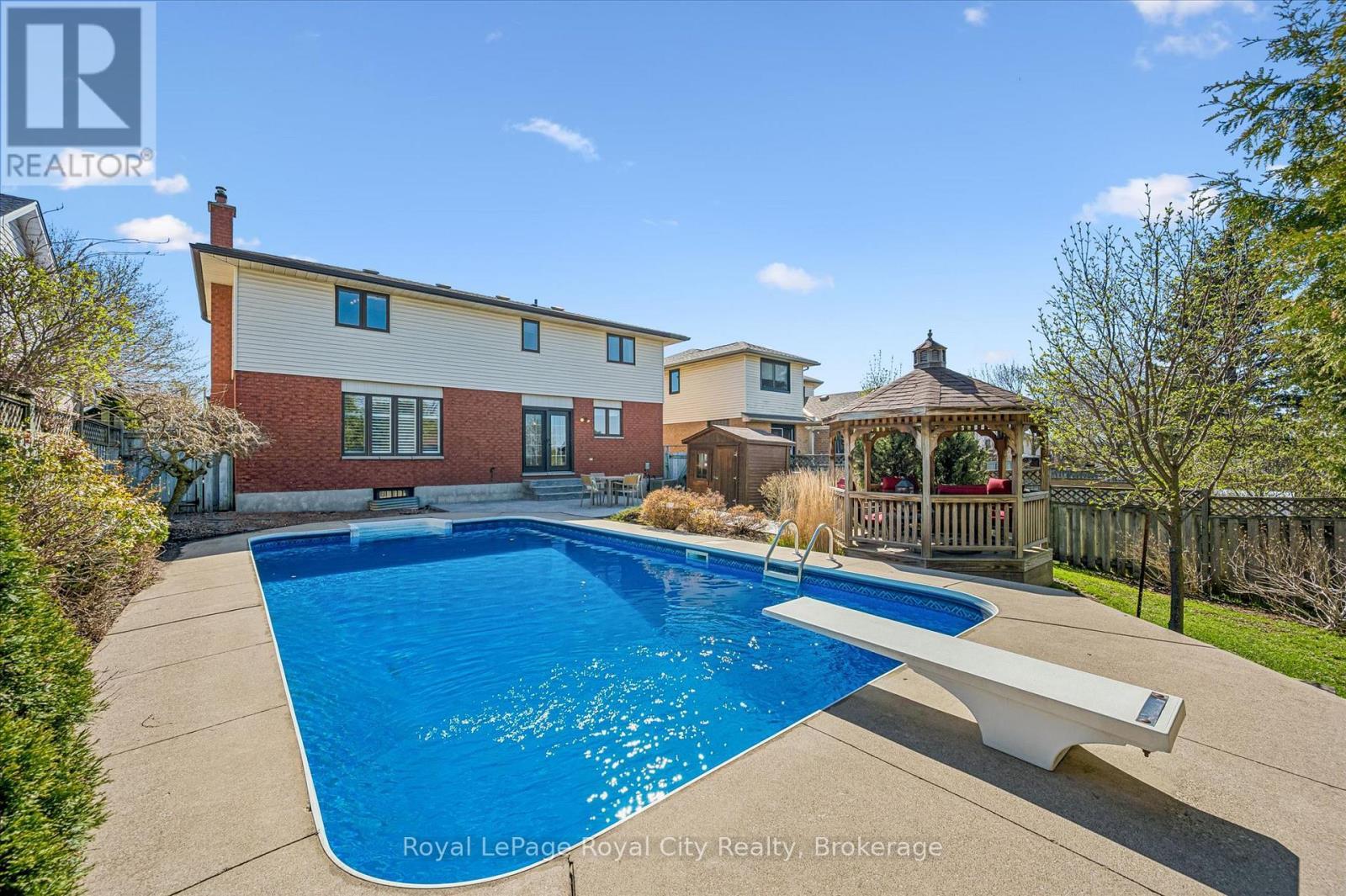 












83 PINNACLE CRESCENT

,
Guelph (Willow West/Sugarbush/West Acres),




Ontario
N1K1P5

