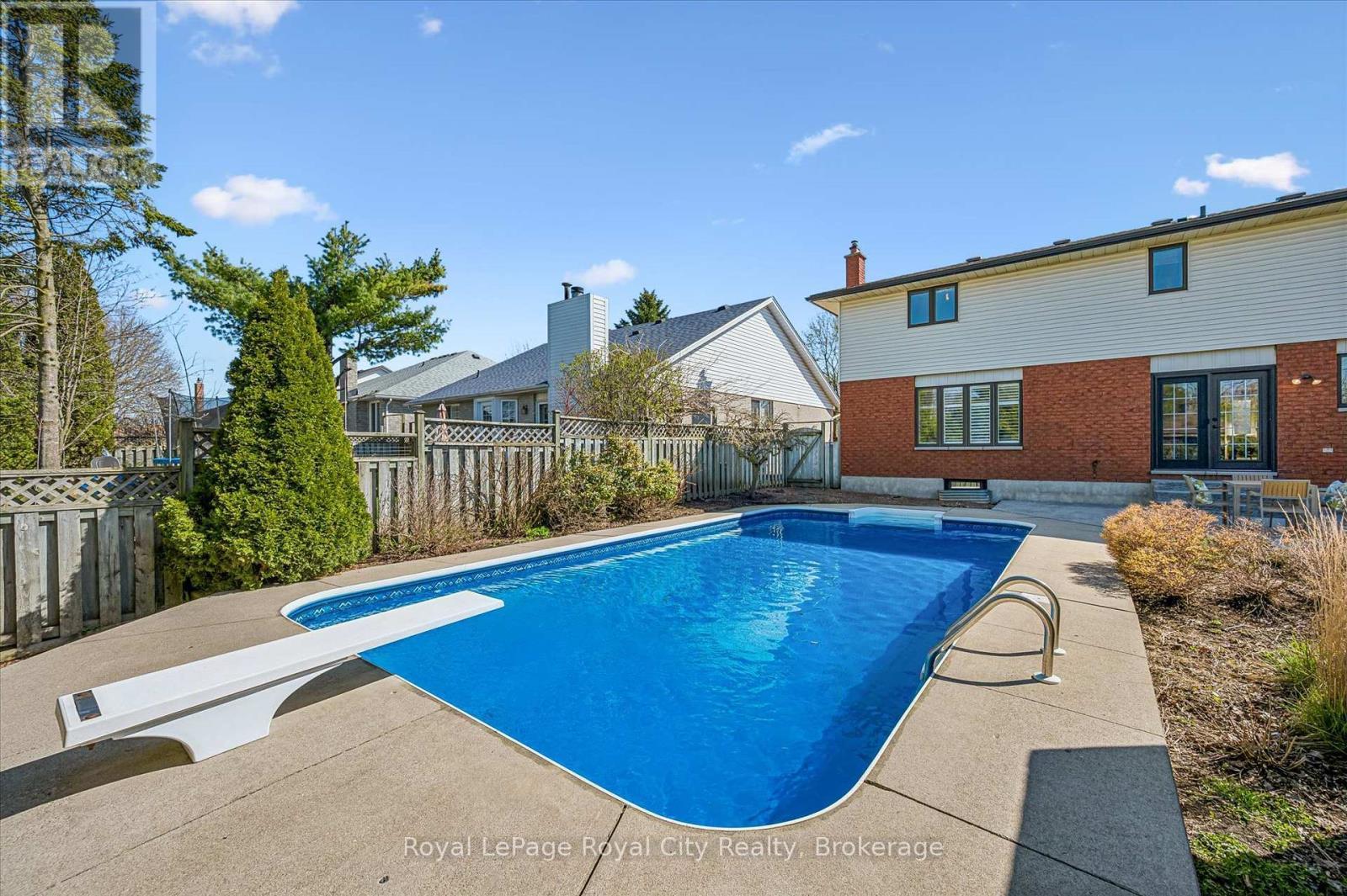 












83 PINNACLE CRESCENT

,
Guelph (Willow West/Sugarbush/West Acres),




Ontario
N1K1P5


