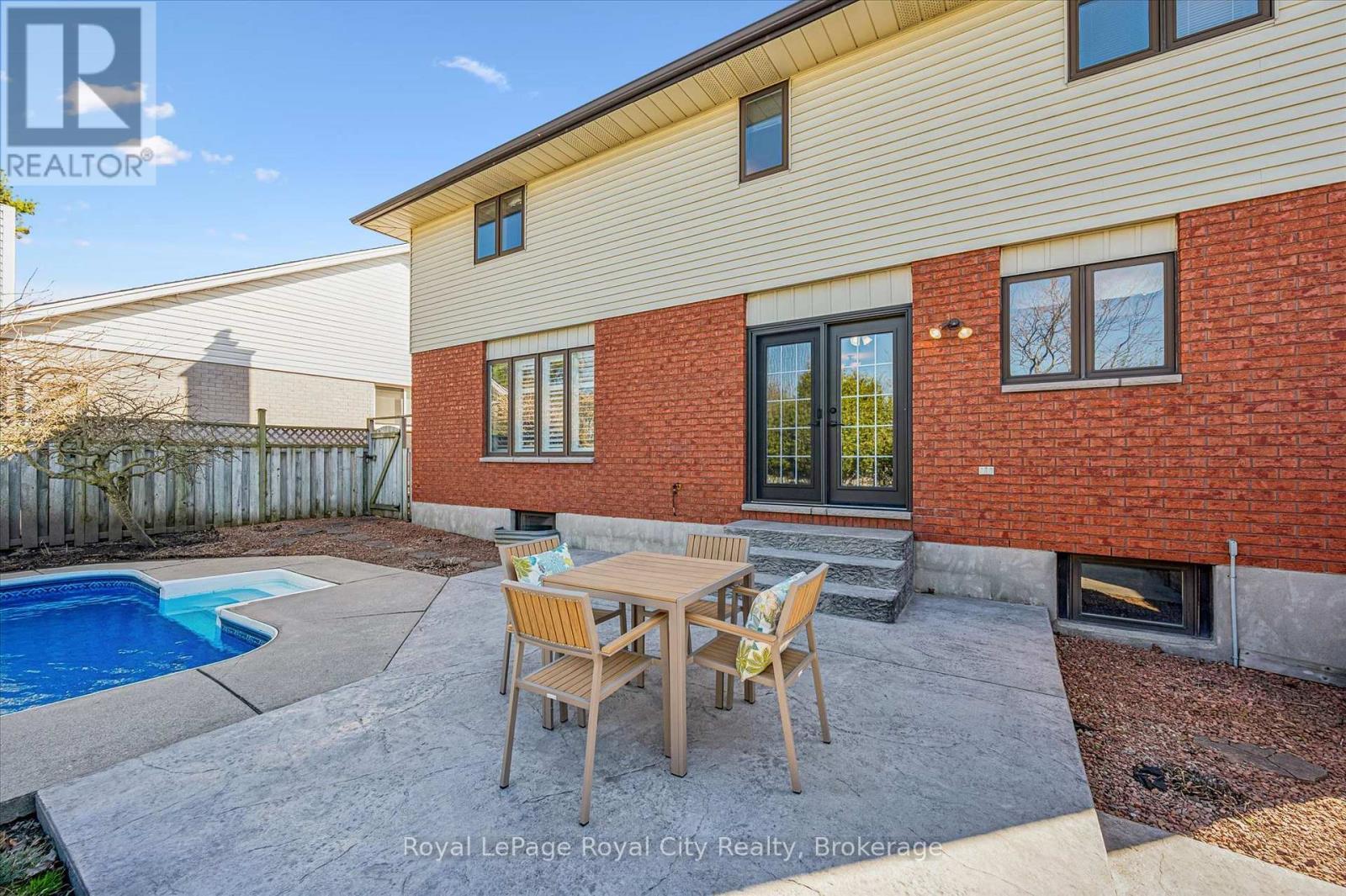 












83 PINNACLE CRESCENT

,
Guelph (Willow West/Sugarbush/West Acres),




Ontario
N1K1P5


