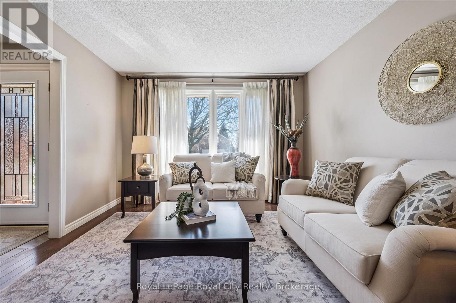 












83 PINNACLE CRESCENT

,
Guelph (Willow West/Sugarbush/West Acres),




Ontario
N1K1P5

