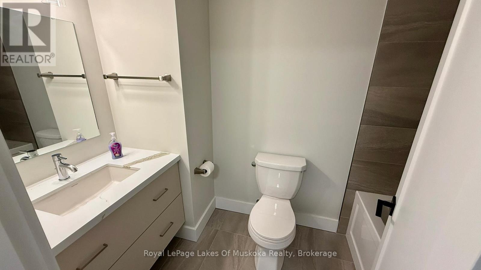 












203 - 11 TREE TOPS LANE

,
Huntsville (Chaffey),




Ontario
P1H0B8

