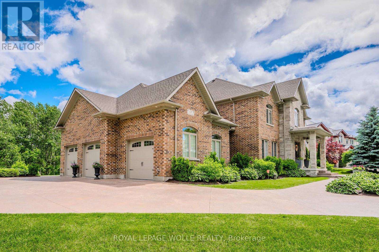 












23 HIGHGROVE COURT

,
Cambridge,




Ontario
N3H4R8

