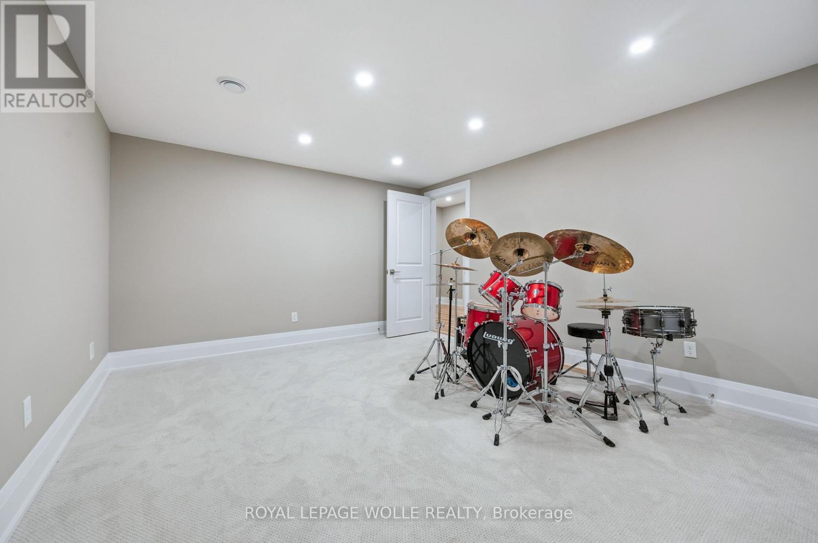 












23 HIGHGROVE COURT

,
Cambridge,




Ontario
N3H4R8


