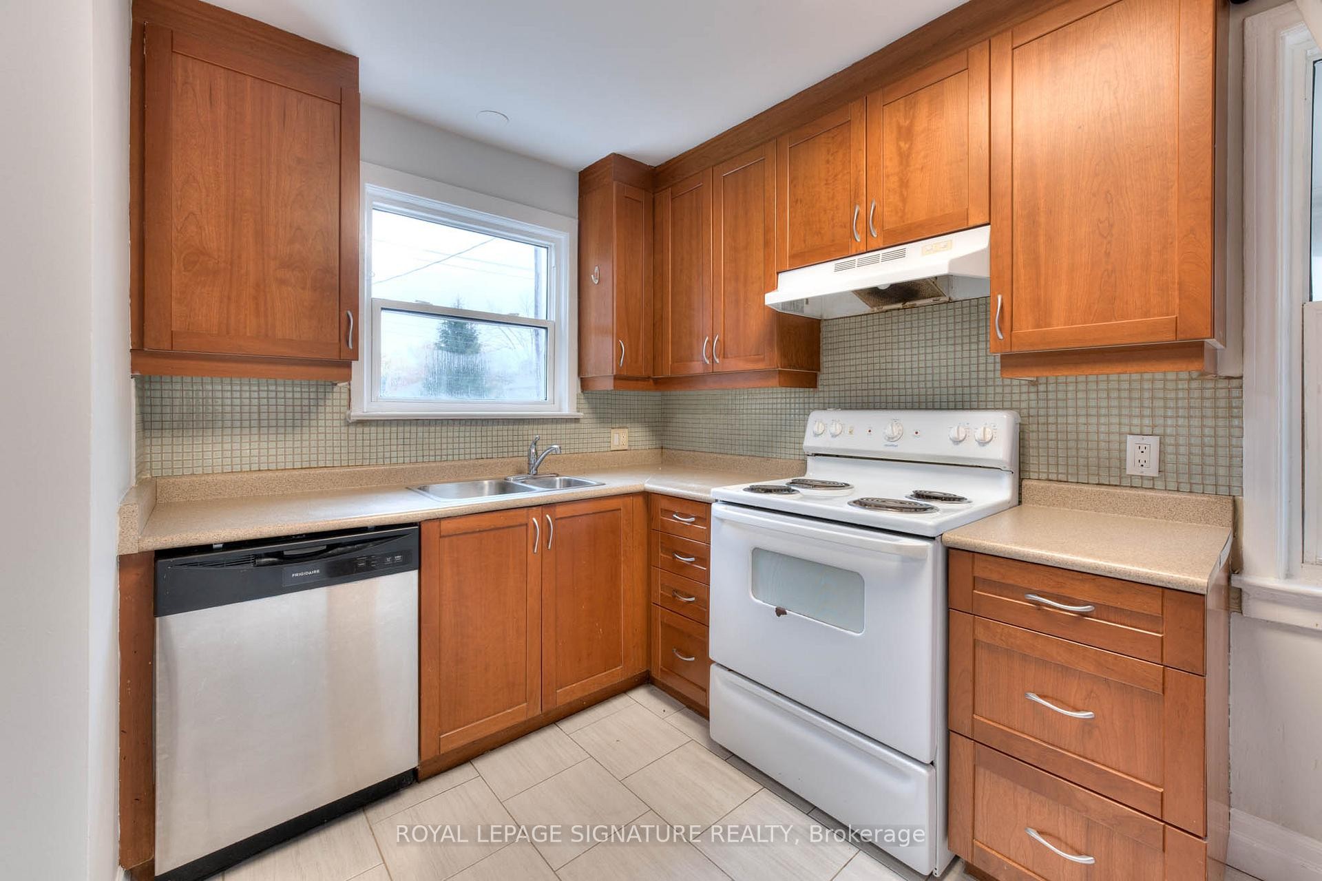 









839


Stirling

Avenue South,
Kitchener,




ON
N2M 3K4

