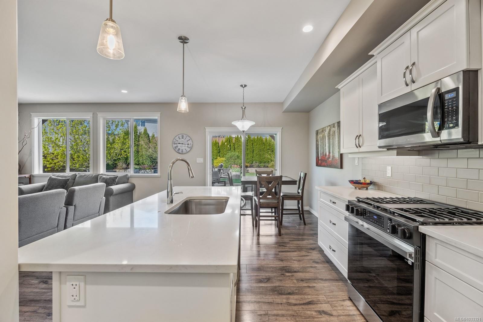 









3349


Bolton

St,
Cumberland,




BC
V0R 1S0

