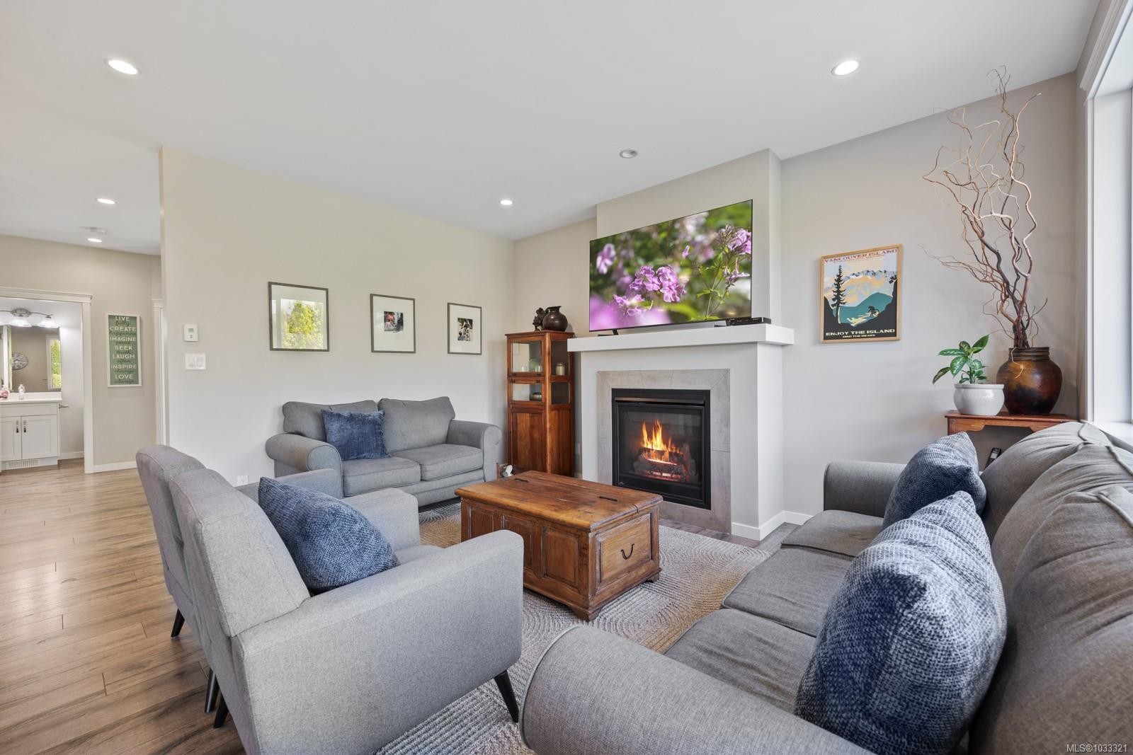 









3349


Bolton

St,
Cumberland,




BC
V0R 1S0

