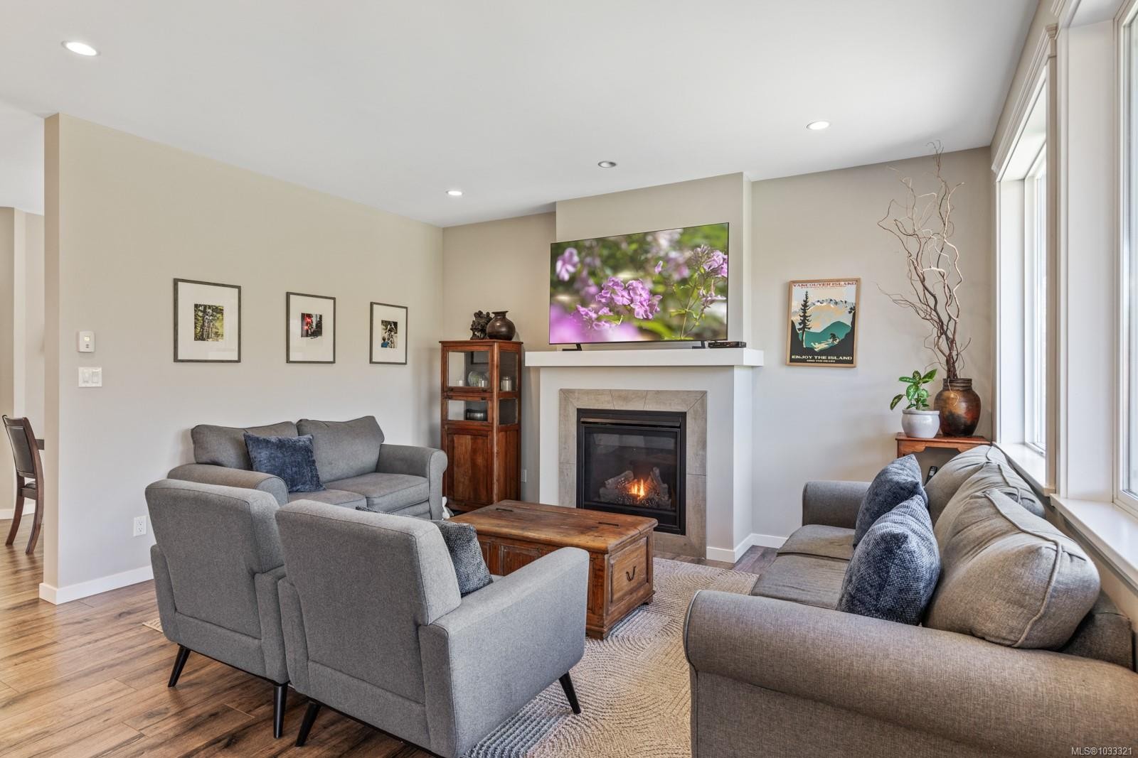 









3349


Bolton

St,
Cumberland,




BC
V0R 1S0

