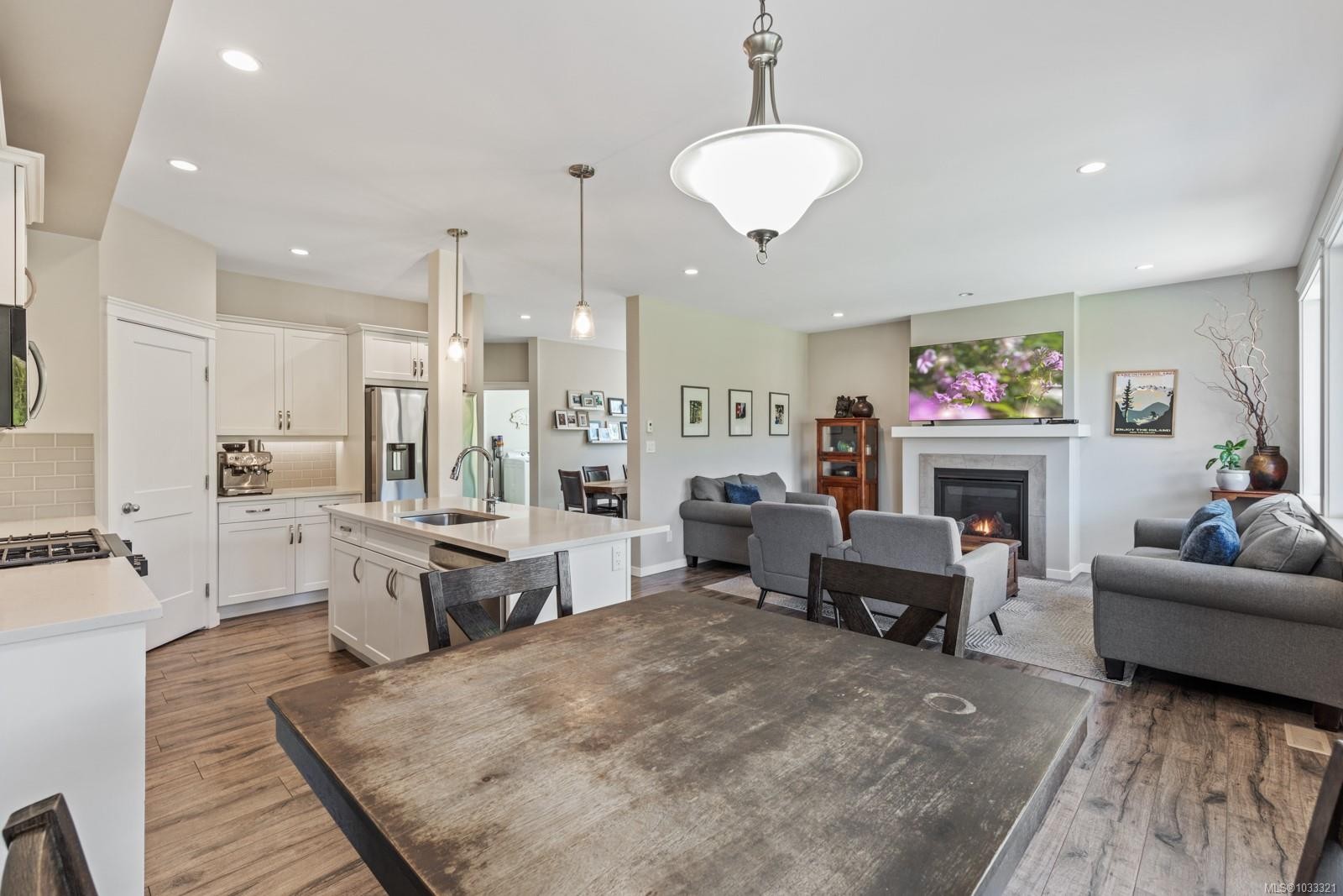 









3349


Bolton

St,
Cumberland,




BC
V0R 1S0

