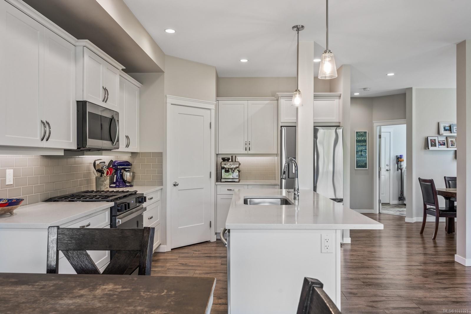 









3349


Bolton

St,
Cumberland,




BC
V0R 1S0

