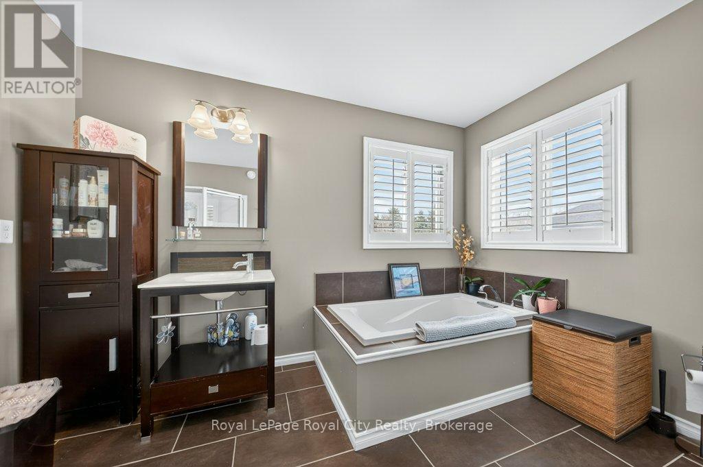 












120 WINSTON STREET

,
Guelph/Eramosa (Rockwood),




Ontario
N0B2K0

