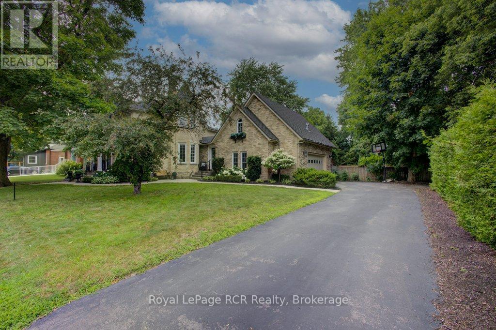 












116 WALTON STREET

,
Wellington North (Arthur),




Ontario
N0G1A0


