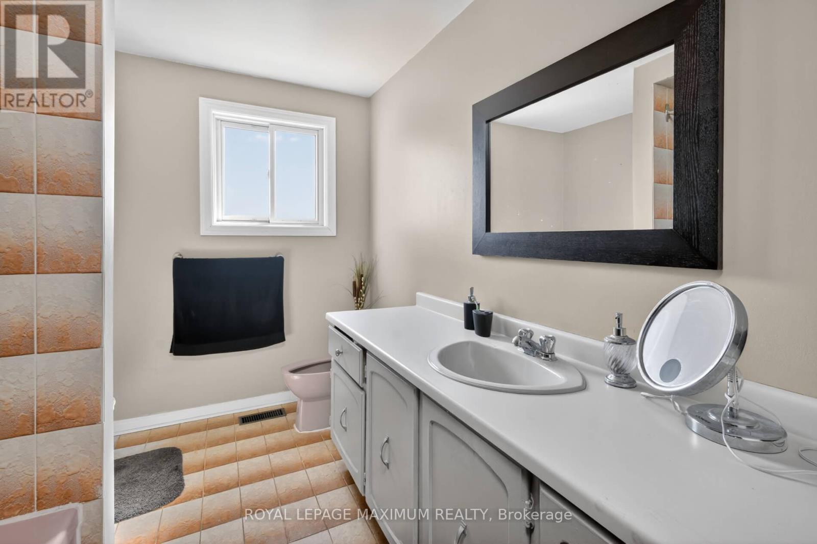 












3 MUZZO COURT

,
Vaughan,




Ontario
L4L3K2

