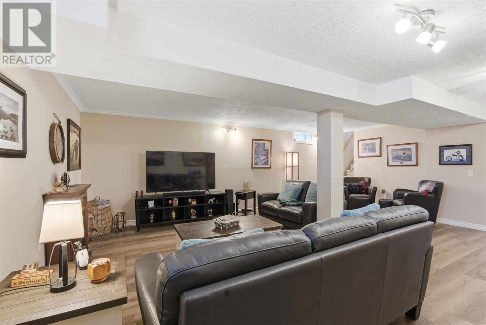 












60 Farrell CRES

,
Elliot Lake,




Ontario
P5A3M9

