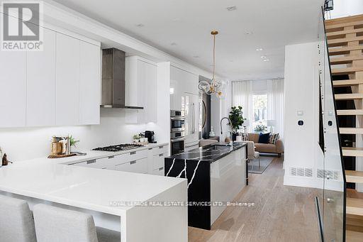 












121 MARKHAM STREET

,
Toronto,




Ontario
M6J2G4

